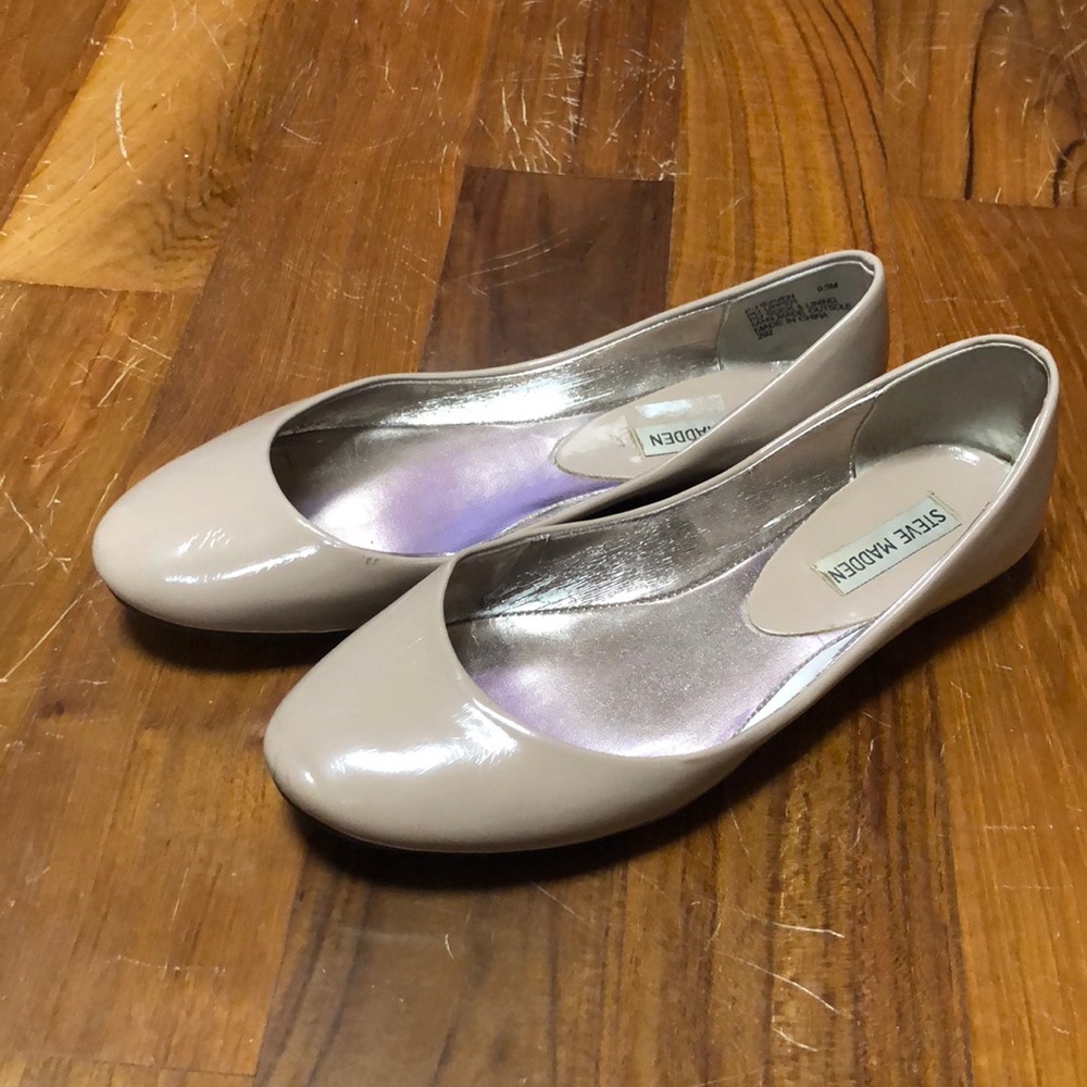 Super cute nude flats.
